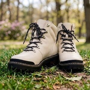Universal threads Women's Cream Lace-Up Hiking Boots